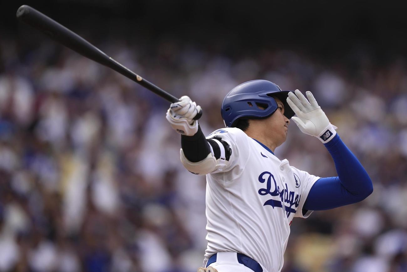 ヤンキース戦第1打席で空振りしたドジャース大谷翔平（AP)