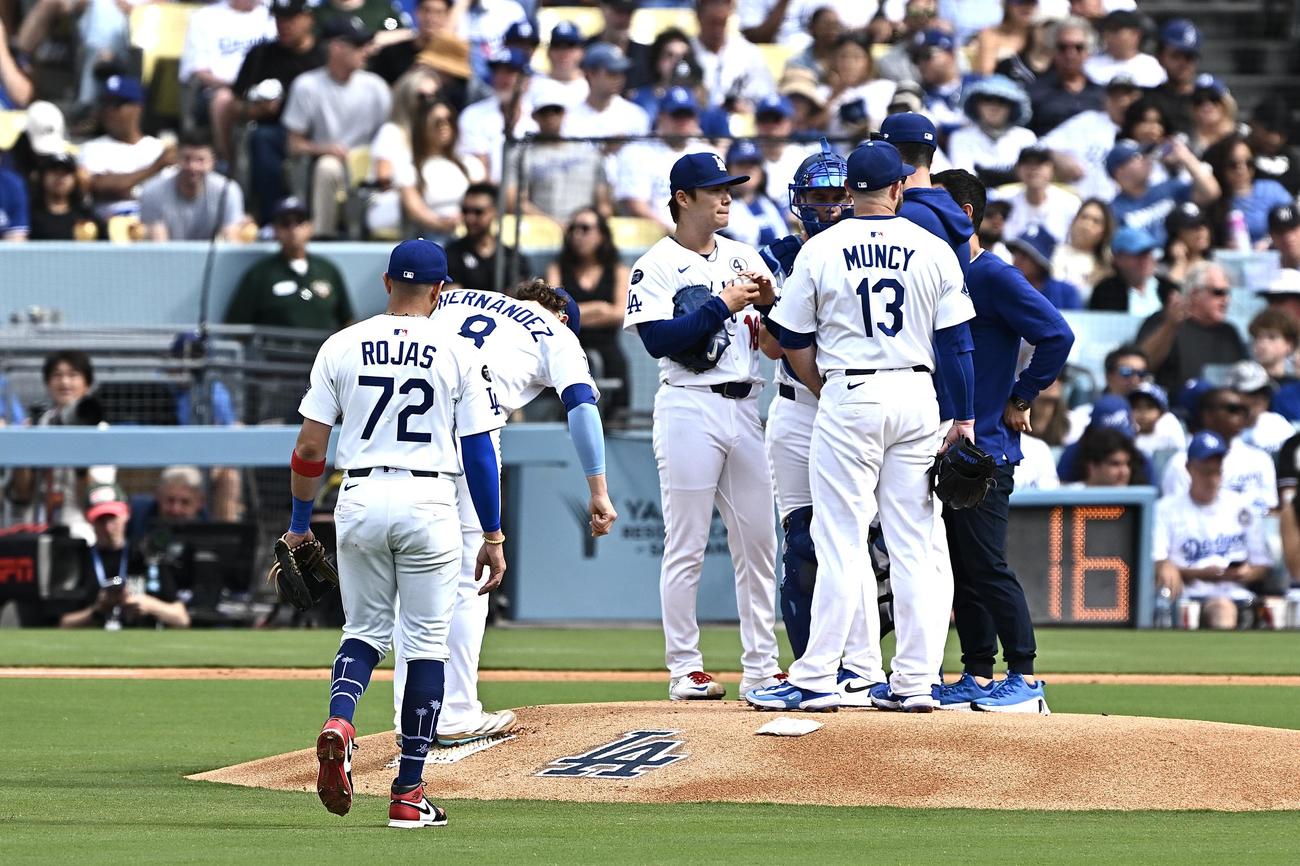 一ドジャース対ヤンキース　1回表、ピンチにマウンドのドジャース先発山本由伸（左から3人目）のもとに集まる選手たち（撮影・滝沢徹郎）