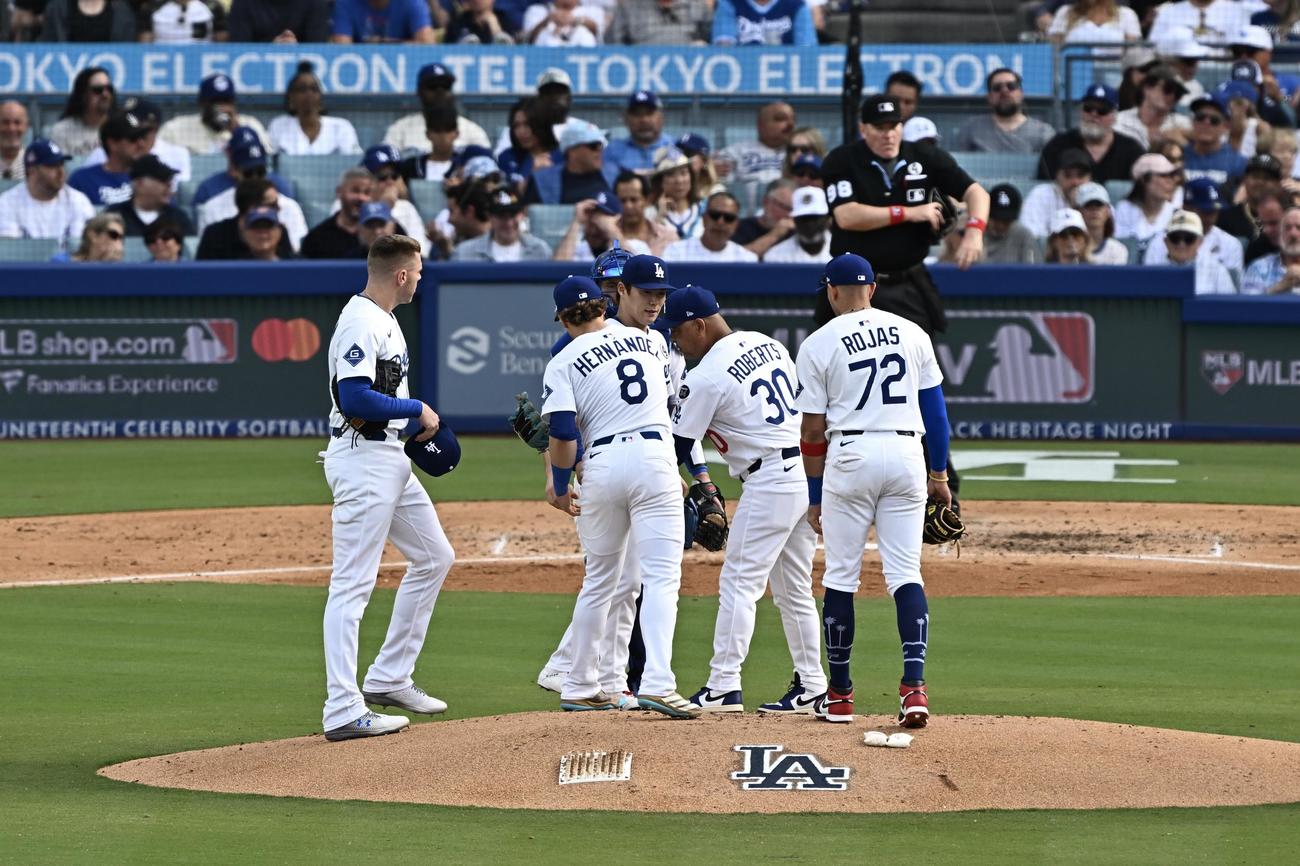 ドジャース対ヤンキース　4回表、ドジャース先発の山本（中央）はロバーツ監督（右から2人目）から交代を告げられる（撮影・滝沢徹郎）