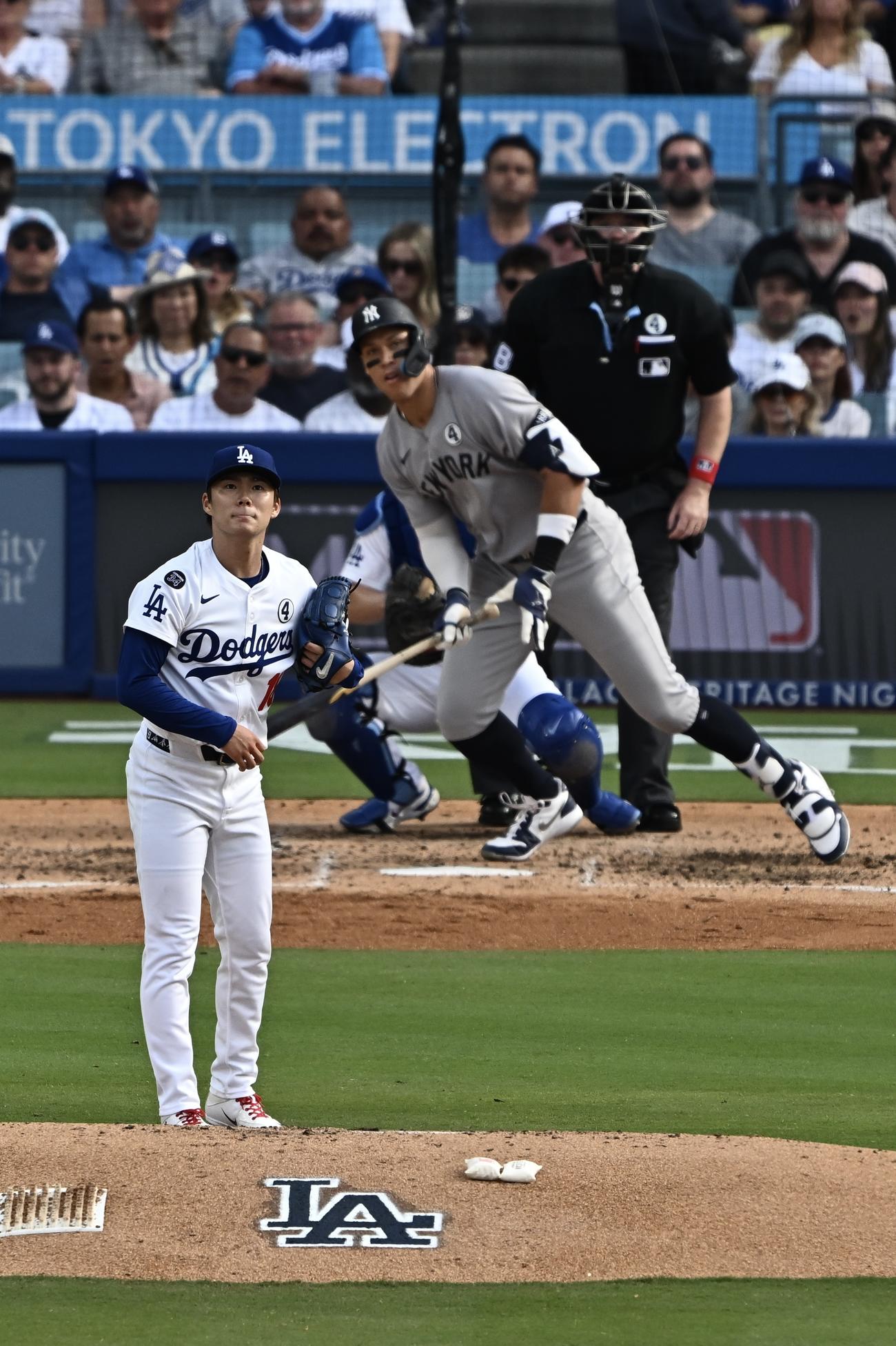 一ドジャース対ヤンキース　4回表ヤンキース1死一塁、山本はジャッジを中飛に打ち取る（撮影・滝沢徹郎）