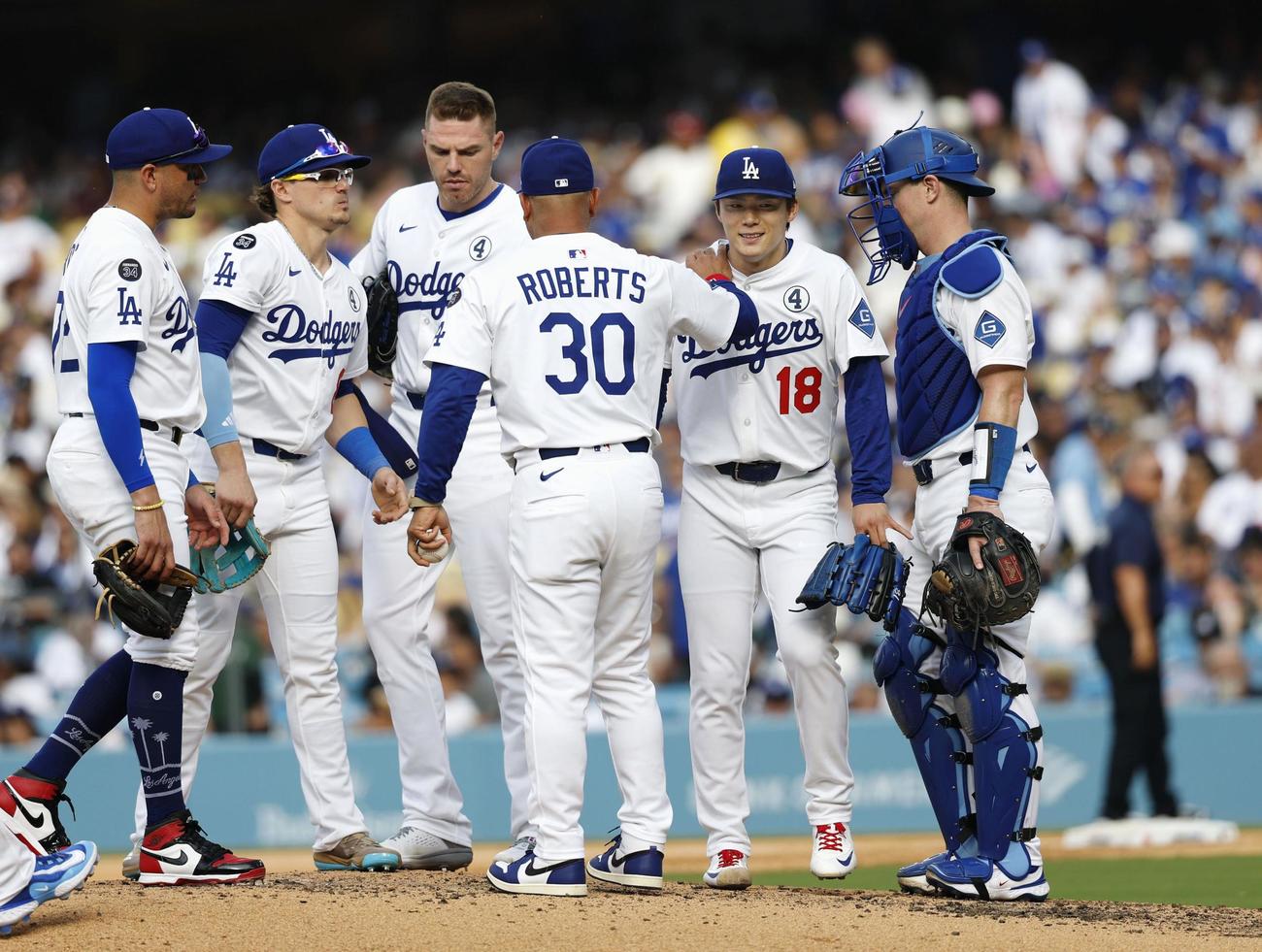 ヤンキース戦の4回途中、ロバーツ監督に交代を告げられるドジャース山本（共同）