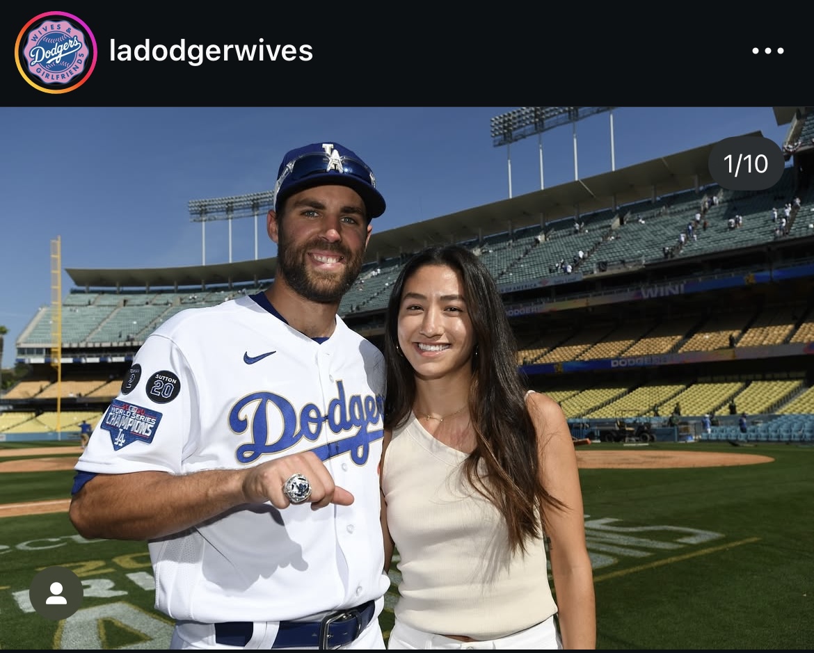 クリス・テーラーと並ぶメアリー夫人（ドジャース夫人会のインスタグラムから）