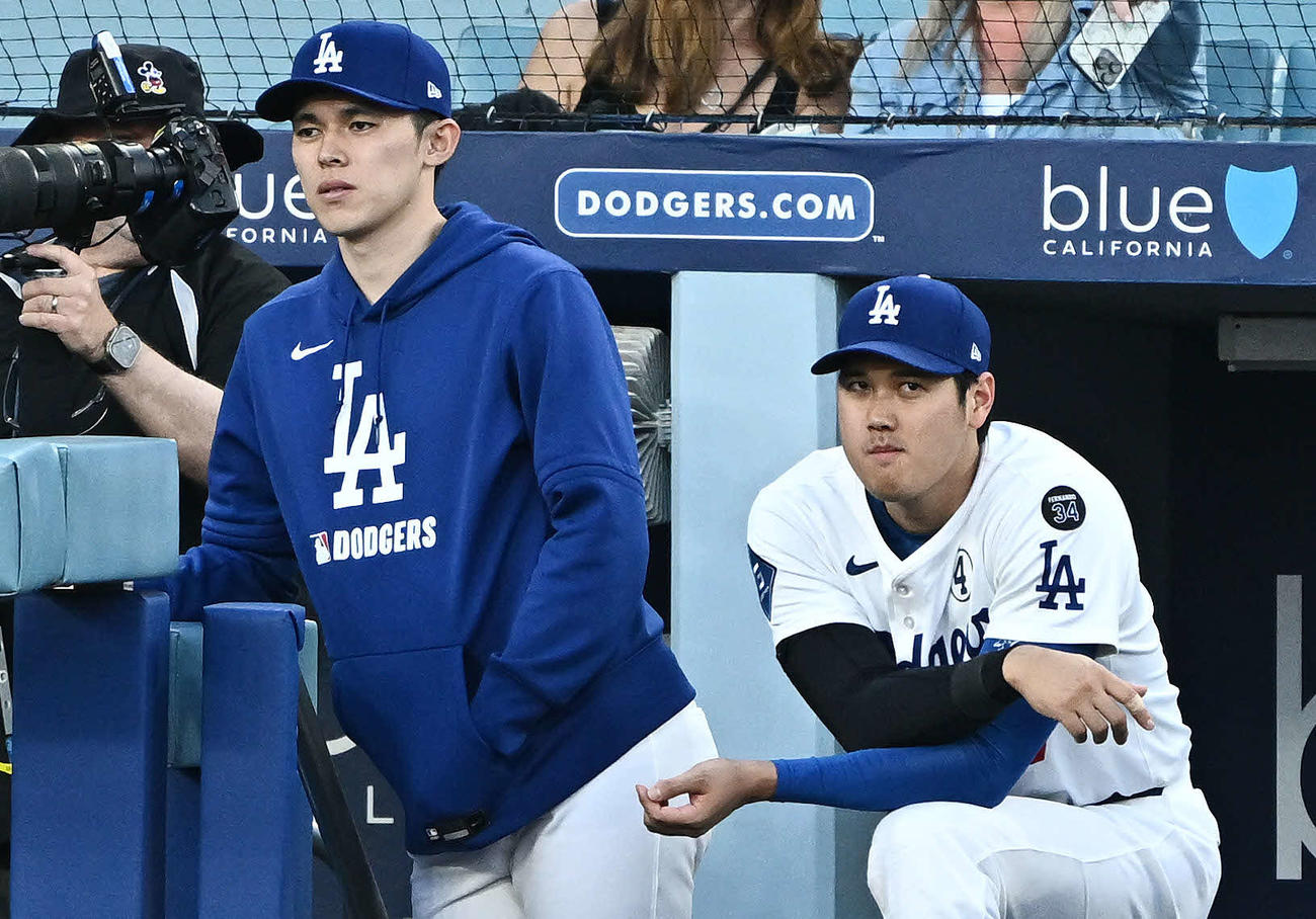 ドジャース対ヤンキース　9回裏、ベンチから戦況を見つめるドジャース佐々木（左）と大谷（撮影・滝沢徹郎）