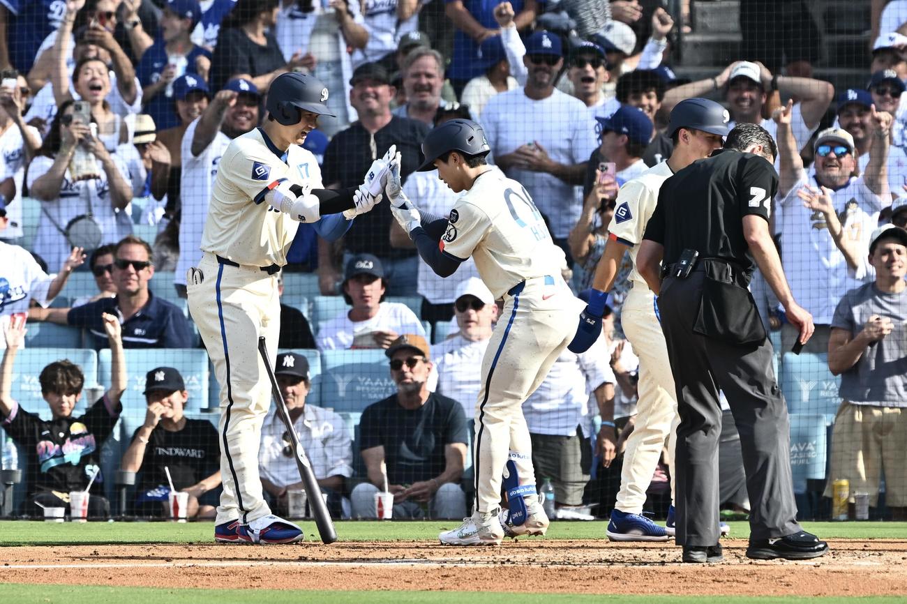 5月31日ヤンキース戦で2ランを放った金慧成とタッチをかわす大谷翔平