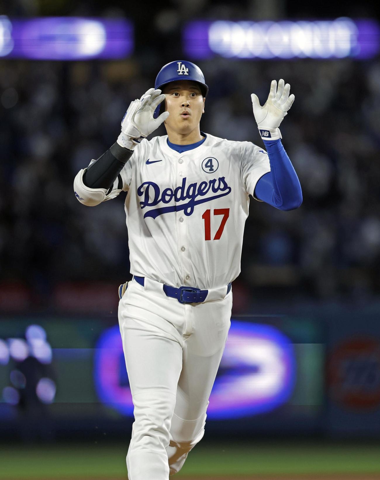 メッツ戦の7回、23号ソロを放ち塁を回るドジャース大谷（共同）