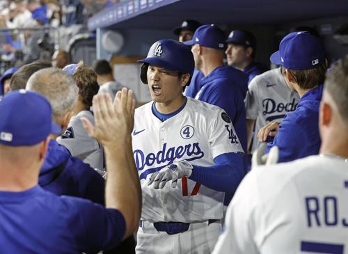 メッツ戦の7回、23号ソロを放ち、ベンチで迎えられるドジャース大谷（共同）