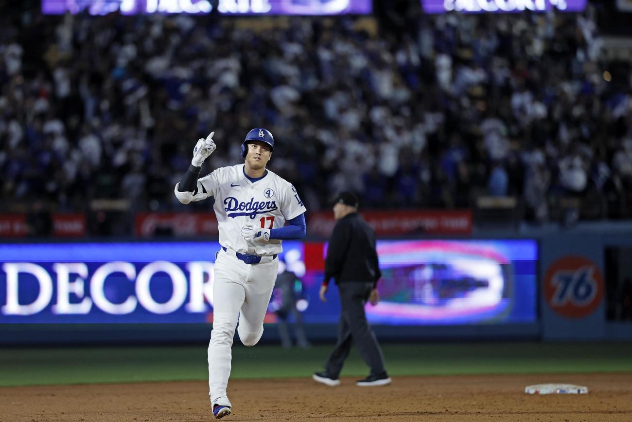 メッツ戦の7回、23号ソロを放ち塁を回るドジャース大谷（共同）