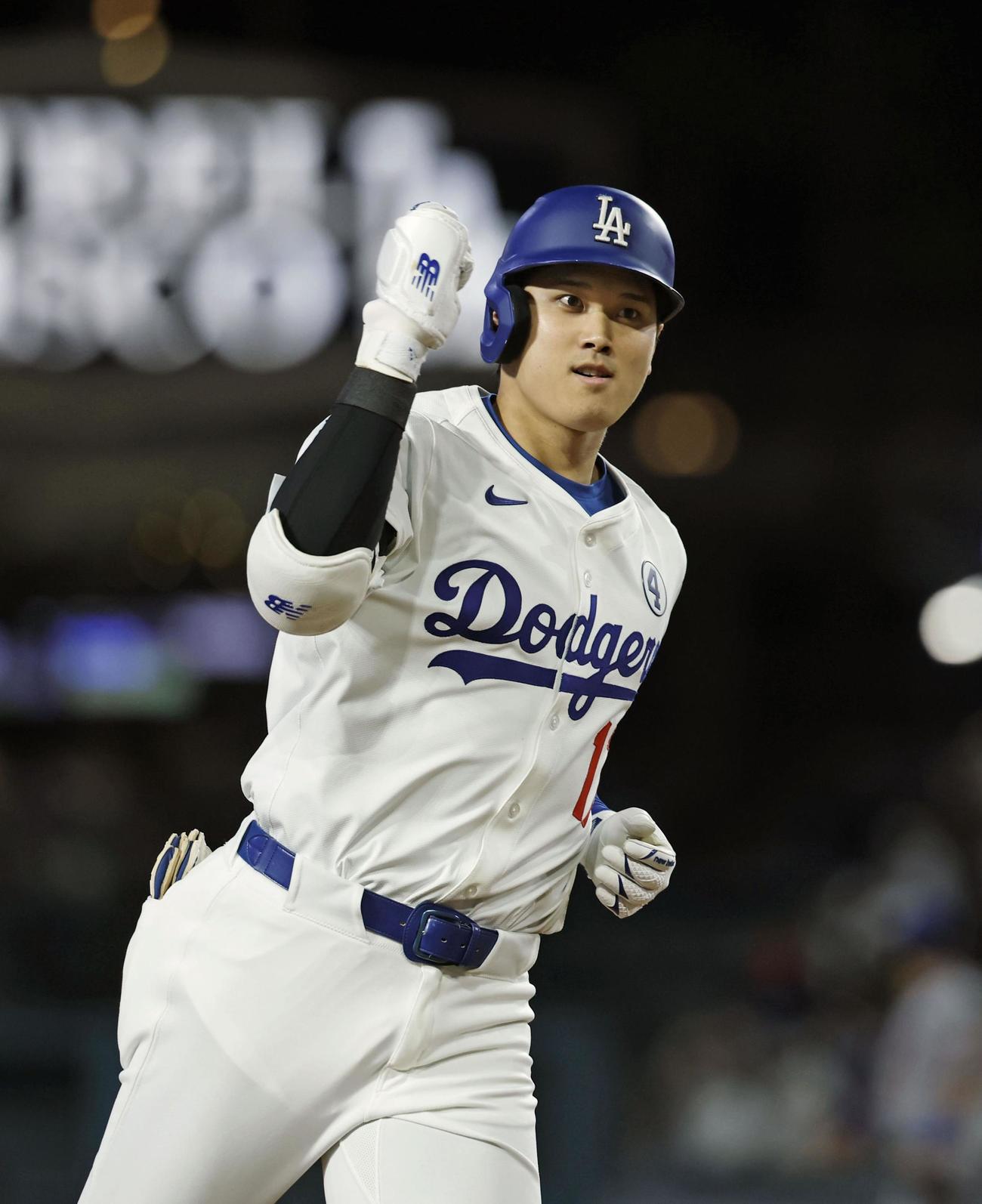 メッツ戦の7回、23号ソロを放ち塁を回るドジャース大谷（共同）