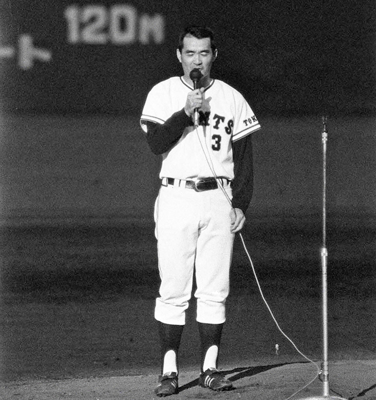 「巨人軍は永遠に不滅です」引退式で別れのあいさつをする長嶋茂雄さん（1974年10月撮影）