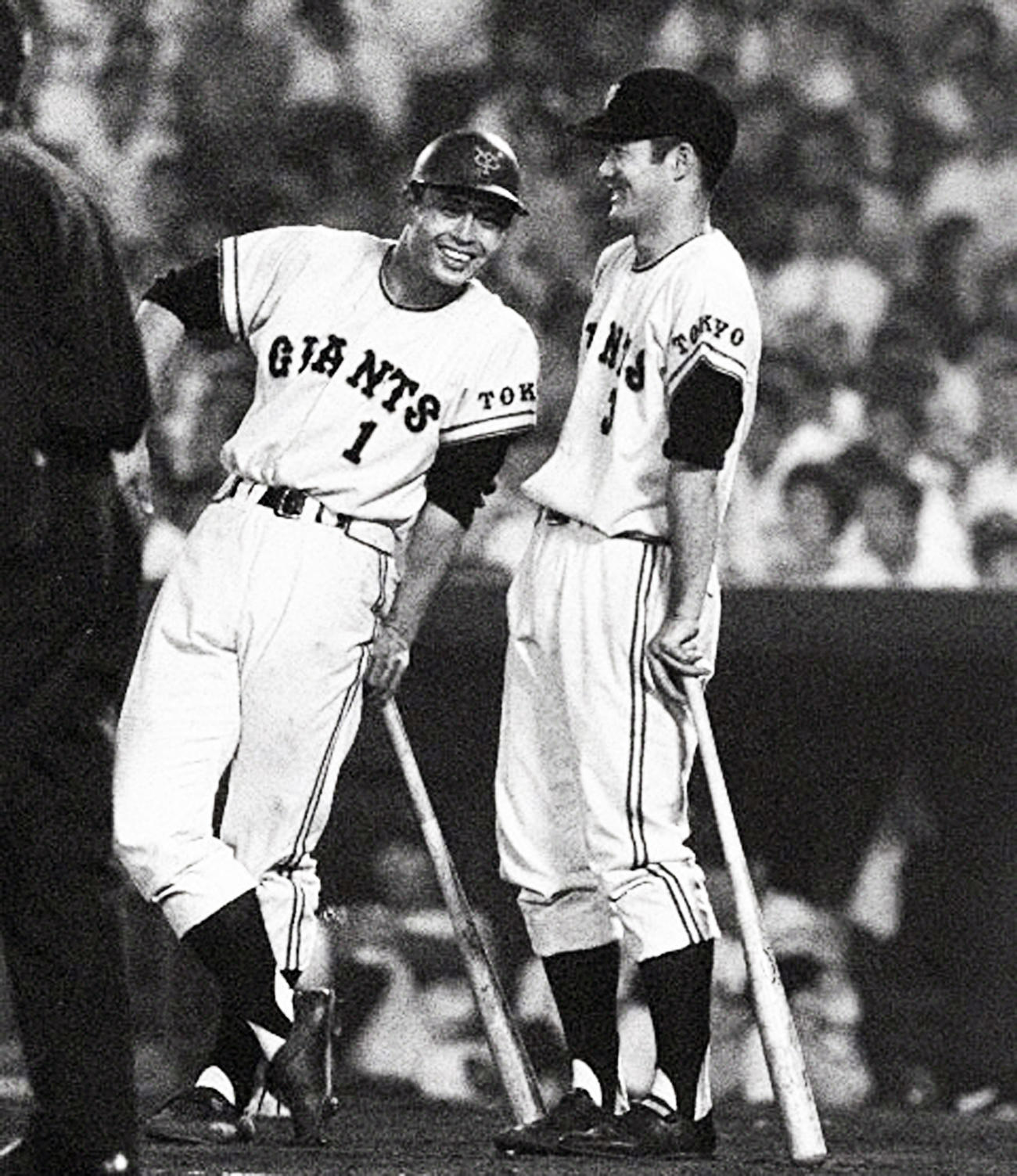ベンチ前で笑顔を見せる巨人の長嶋茂雄さん（右）と王貞治（1963年）