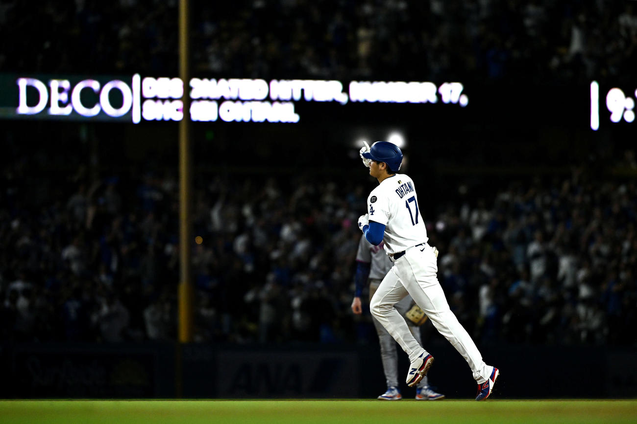 ドジャース対メッツ　7回裏ドジャース2死、大谷は右越えソロ本塁打を放ちポーズを決める（撮影・滝沢徹郎）