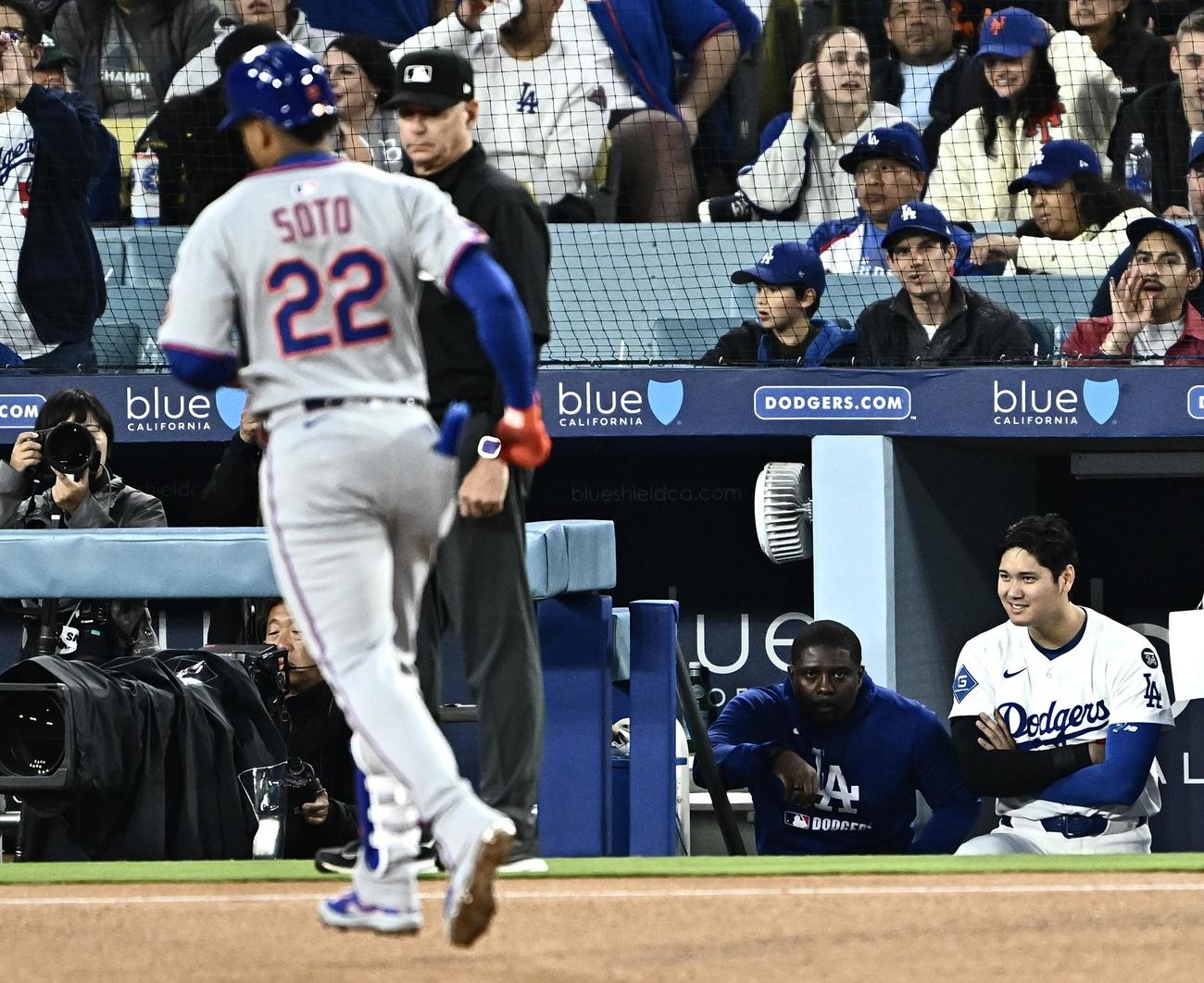 ドジャース対メッツ　3回表メッツ1死二塁、2点本塁打を放ちダイヤモンドを1周するソト（左）を見つめる大谷（右）（撮影・滝沢徹郎）
