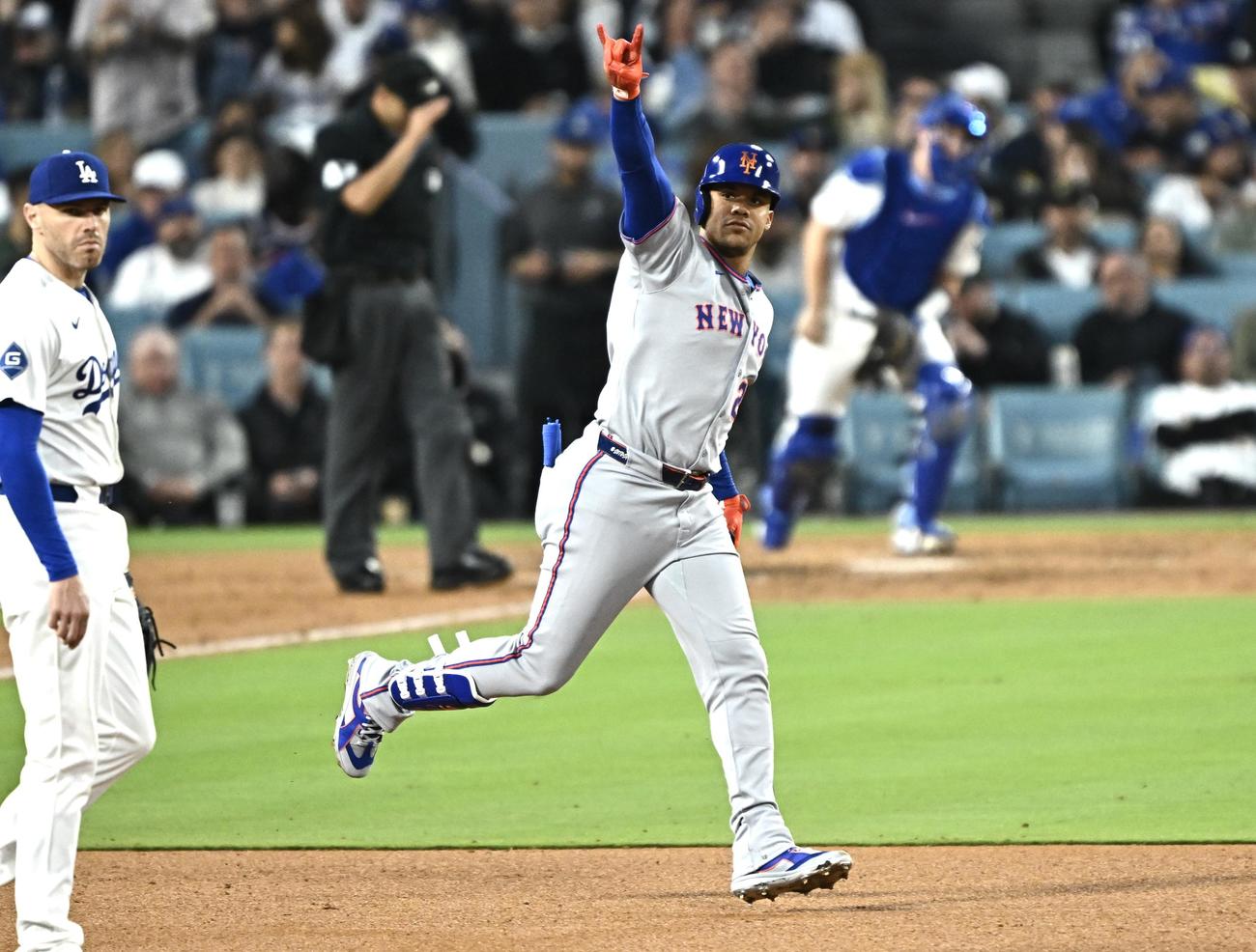 ドジャース対メッツ　3回表メッツ1死二塁、ソトは右越え2点本塁打を放ちポーズを決める（撮影・滝沢徹郎）