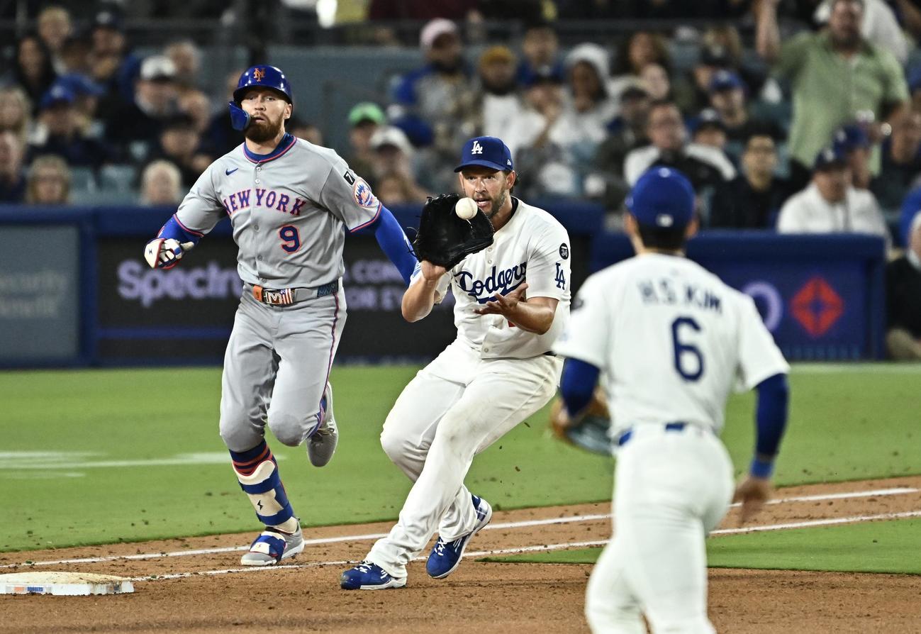 ドジャース対メッツ　5回表メッツ2死二、三塁、ニモ（左）の一塁適時内野安打のカバーに入るカーショー（中央）（撮影・滝沢徹郎）