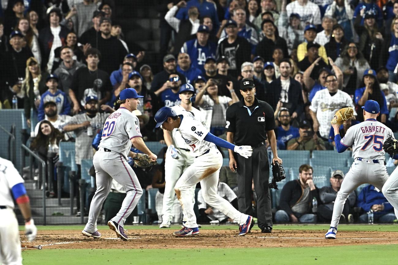 ドジャース対メッツ　8回裏ドジャース1死二、三塁、挟殺に倒れる三塁走者大谷（中央）（撮影・滝沢徹郎）