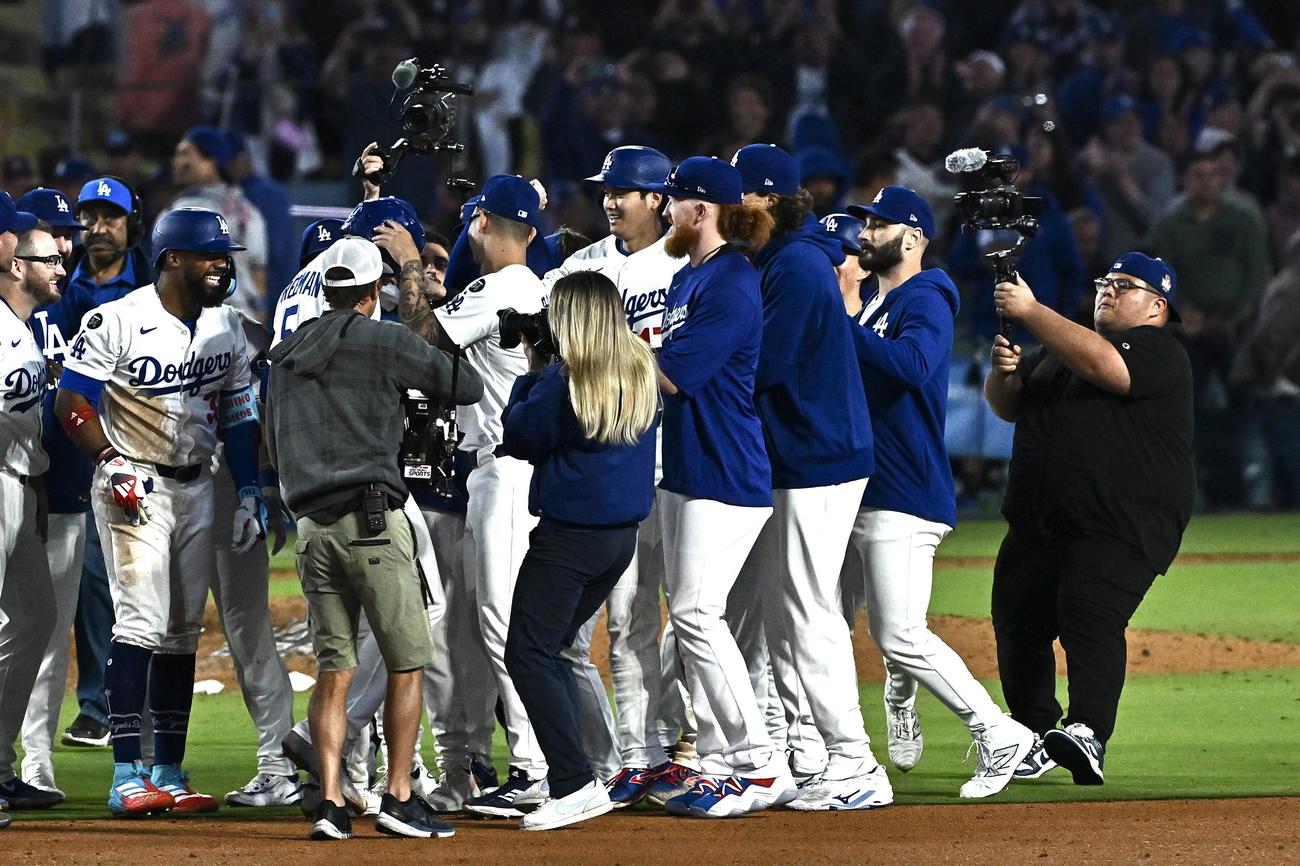 ドジャース対メッツ　10回裏、サヨナラ勝ちし喜ぶドジャース大谷（中央）ら選手たち（撮影・滝沢徹郎）