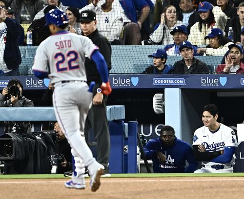 ドジャース対メッツ　3回表メッツ1死二塁、2点本塁打を放ちダイヤモンドを1周するソト（左）を見つめる大谷（右）（撮影・滝沢徹郎）