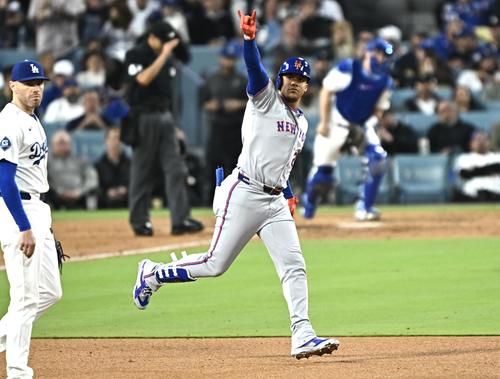 ドジャース対メッツ　3回表メッツ1死二塁、ソトは右越え2点本塁打を放ちポーズを決める（撮影・滝沢徹郎）