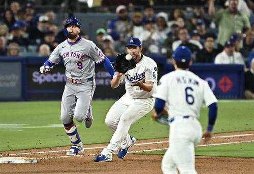 ドジャース対メッツ　5回表メッツ2死二、三塁、ニモ（左）の一塁適時内野安打のカバーに入るカーショー（中央）（撮影・滝沢徹郎）