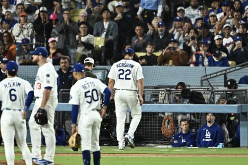 ドジャース対メッツ　5回表途中で降板するドジャース先発のクレイトン・カーショー（後方）（撮影・滝沢徹郎）
