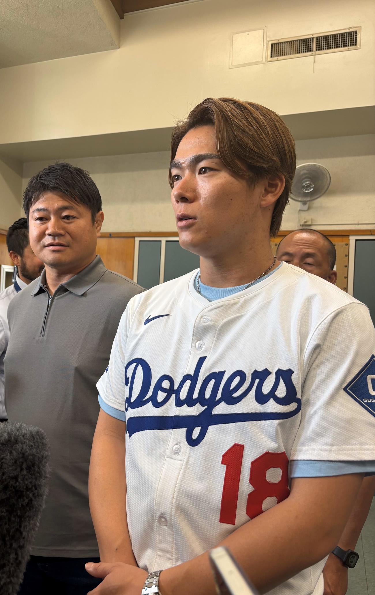 LA近郊の小学校で絵本の読み聞かせイベントに参加し、メディアの取材に応じるドジャース山本