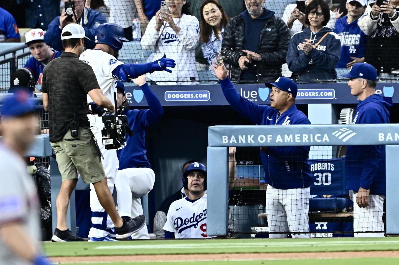ドジャース対メッツ　1回裏ドジャース2死二塁、2点本塁打を放ったマンシー（左）をヒマワリの種シャワーで祝福するロバーツ監督（右から2人目）（撮影・滝沢徹郎）