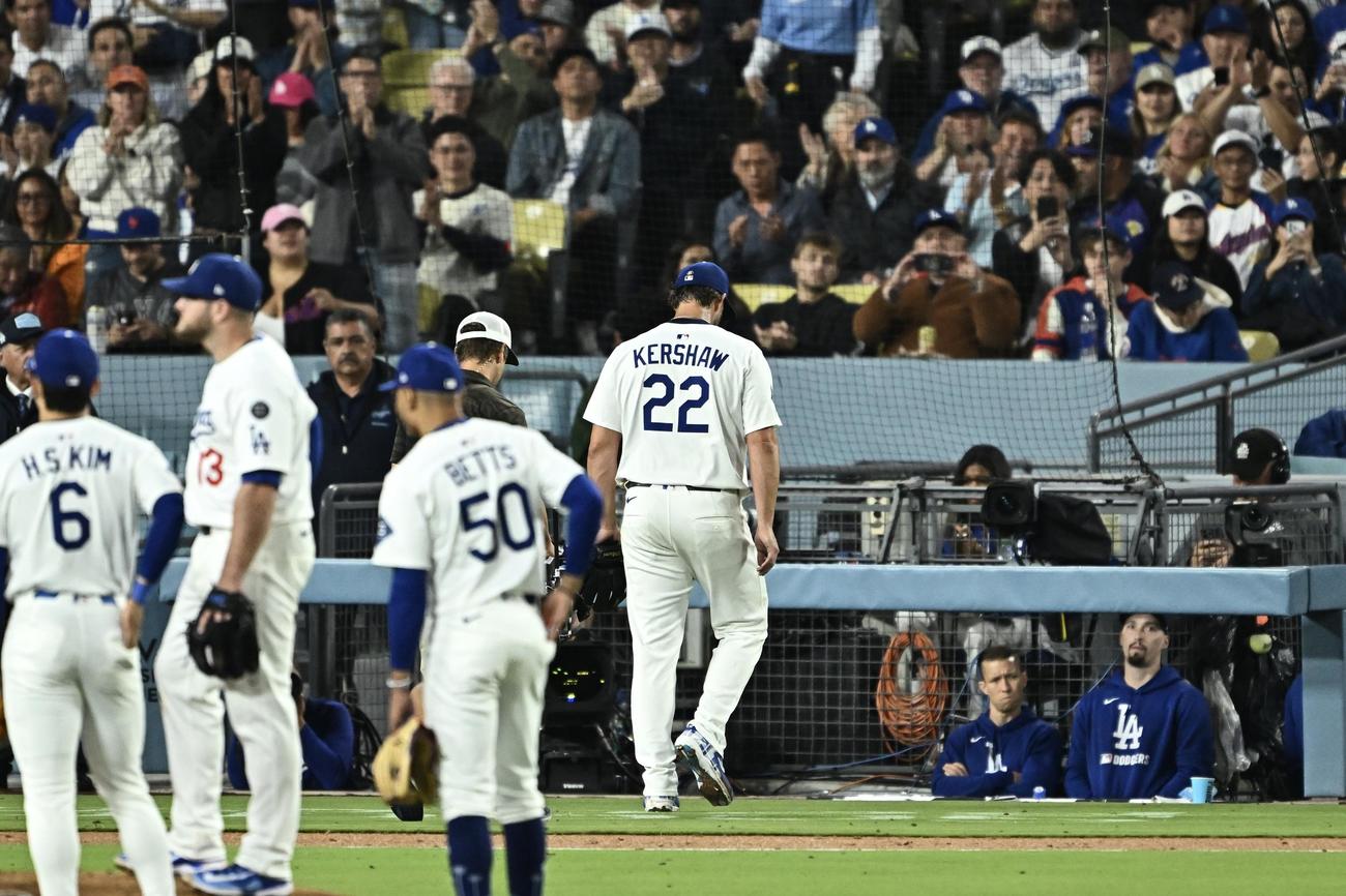 ドジャース対メッツ　5回表途中で降板するドジャース先発のクレイトン・カーショー（後方）（撮影・滝沢徹郎）