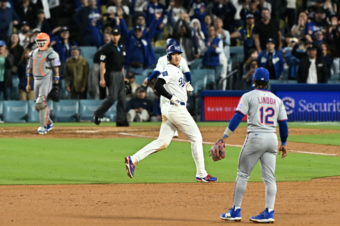 ドジャース対メッツ　10回裏ドジャース1死一、二塁、フリーマンのサヨナラ適時二塁打の打球を見つめる一塁走者大谷（中央）（撮影・滝沢徹郎）