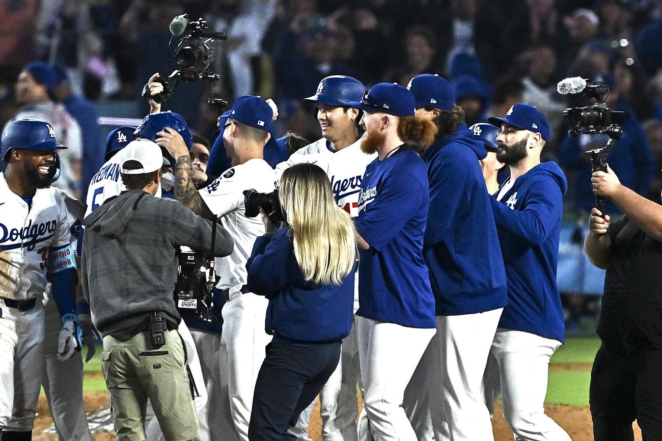 ドジャース対メッツ　10回裏、サヨナラ勝ちし喜ぶドジャース大谷（中央）ら選手たち（撮影・滝沢徹郎）