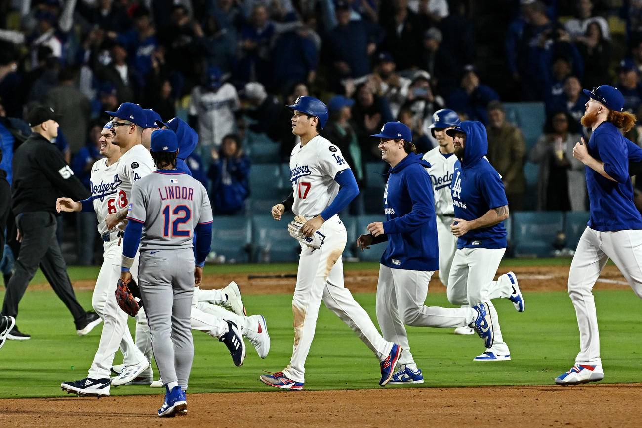 ドジャース対メッツ　10回裏ドジャース1死一、二塁、サヨナラ適時二塁打を放ったフリーマンの祝福に向かう一塁走者大谷（中央）ら選手たち（撮影・滝沢徹郎）