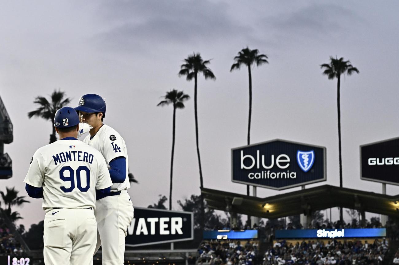 ドジャース対メッツ　3回裏ドジャース2死、右前打を放った大谷（右）（撮影・滝沢徹郎）