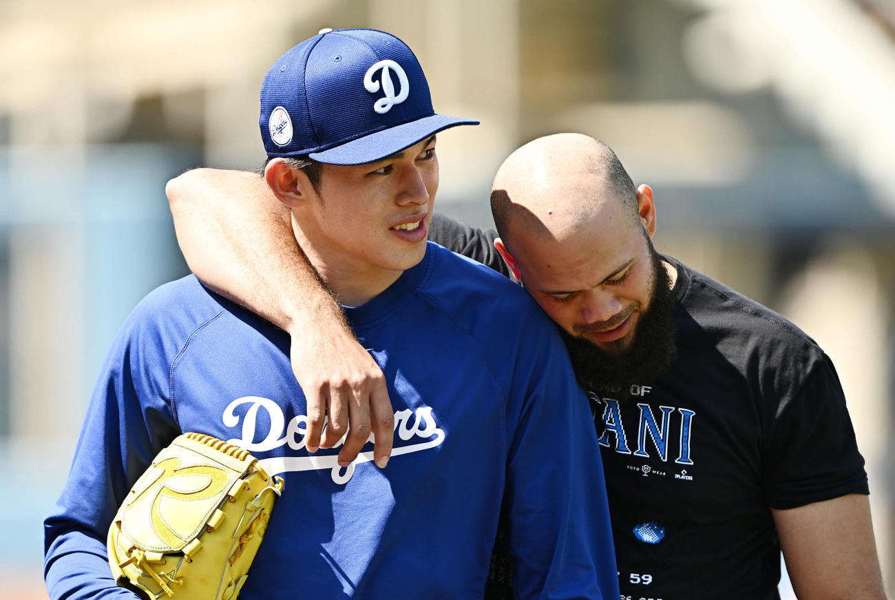 ドジャース対メッツ　試合前練習の調整を終えたドジャース佐々木（左）はガルシアに肩を組まれ引き揚げる（撮影・滝沢徹郎）