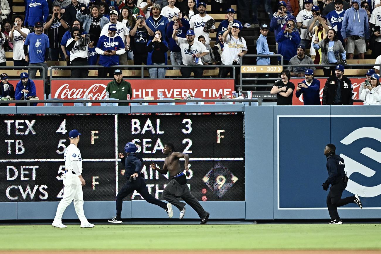 ドジャース対メッツ　8回表、試合中にグラウンドに侵入し逃げる乱入者（撮影・滝沢徹郎）