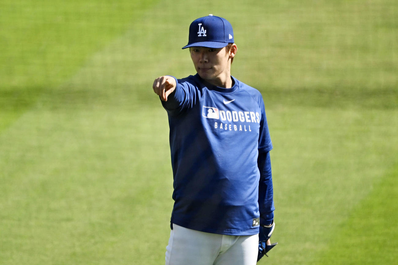 ドジャース対メッツ　試合前練習で調整するドジャース山本は指さす（撮影・滝沢徹郎）