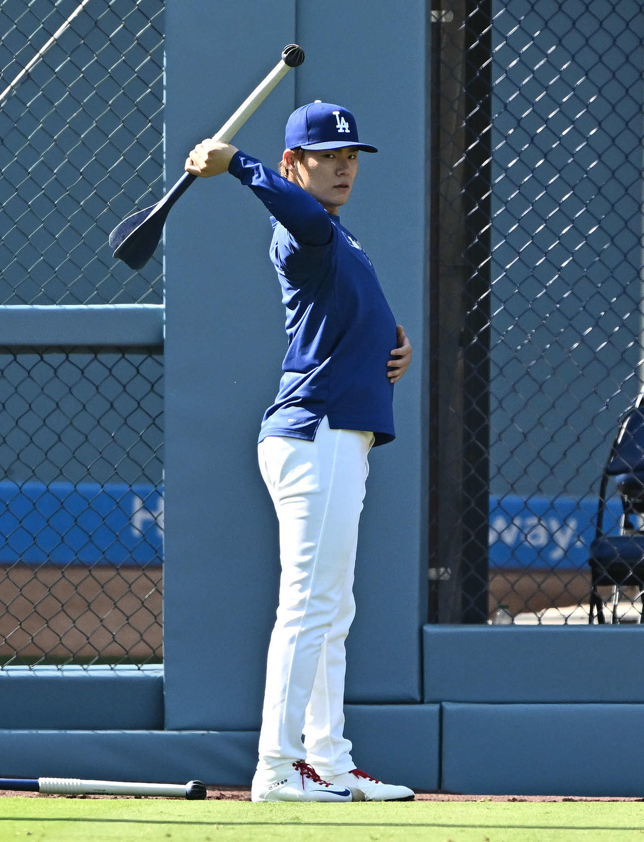 ドジャース対メッツ　試合前練習で調整するドジャース山本は指さす（撮影・滝沢徹郎）
