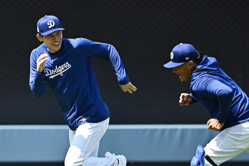 ドジャース対メッツ　試合前練習で笑顔で調整するドジャース佐々木（左）（撮影・滝沢徹郎）
