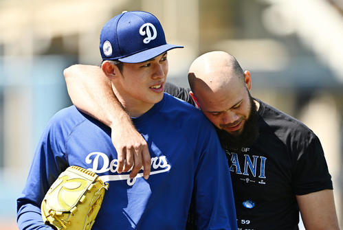 ドジャース対メッツ　試合前練習の調整を終えたドジャース佐々木（左）はガルシアに肩を組まれ引き揚げる（撮影・滝沢徹郎）