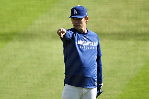 ドジャース対メッツ　試合前練習で調整するドジャース山本は指さす（撮影・滝沢徹郎）