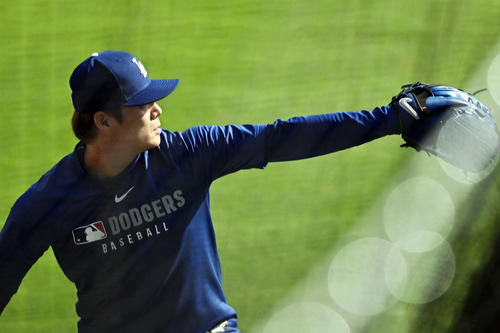 ドジャース対メッツ　試合前練習で調整するドジャース山本（撮影・滝沢徹郎）