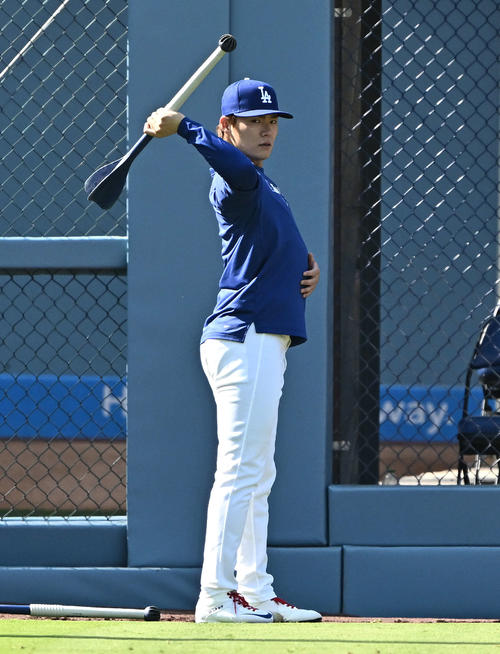 ドジャース対メッツ　試合前練習で調整するドジャース山本は指さす（撮影・滝沢徹郎）