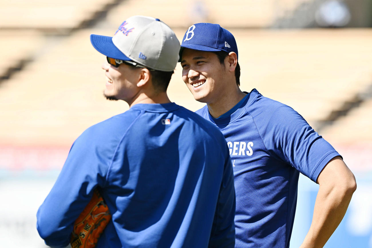 ドジャース対メッツ　試合前練習で談笑するドジャース大谷（後方）とメッツ千賀（撮影・滝沢徹郎）