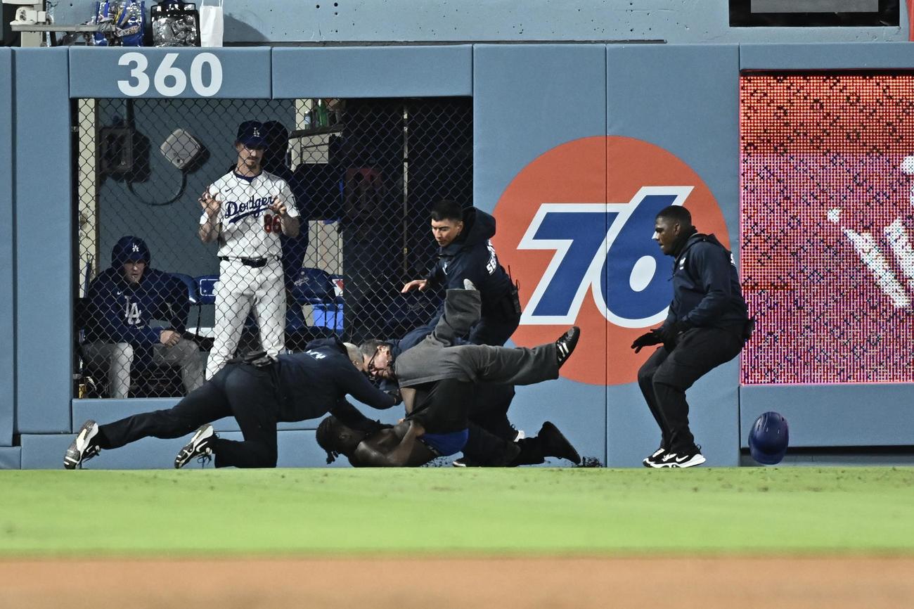 ドジャース対メッツ　8回表、試合中にグラウンドに侵入し警備員に取り押さえられる乱入者（撮影・滝沢徹郎）