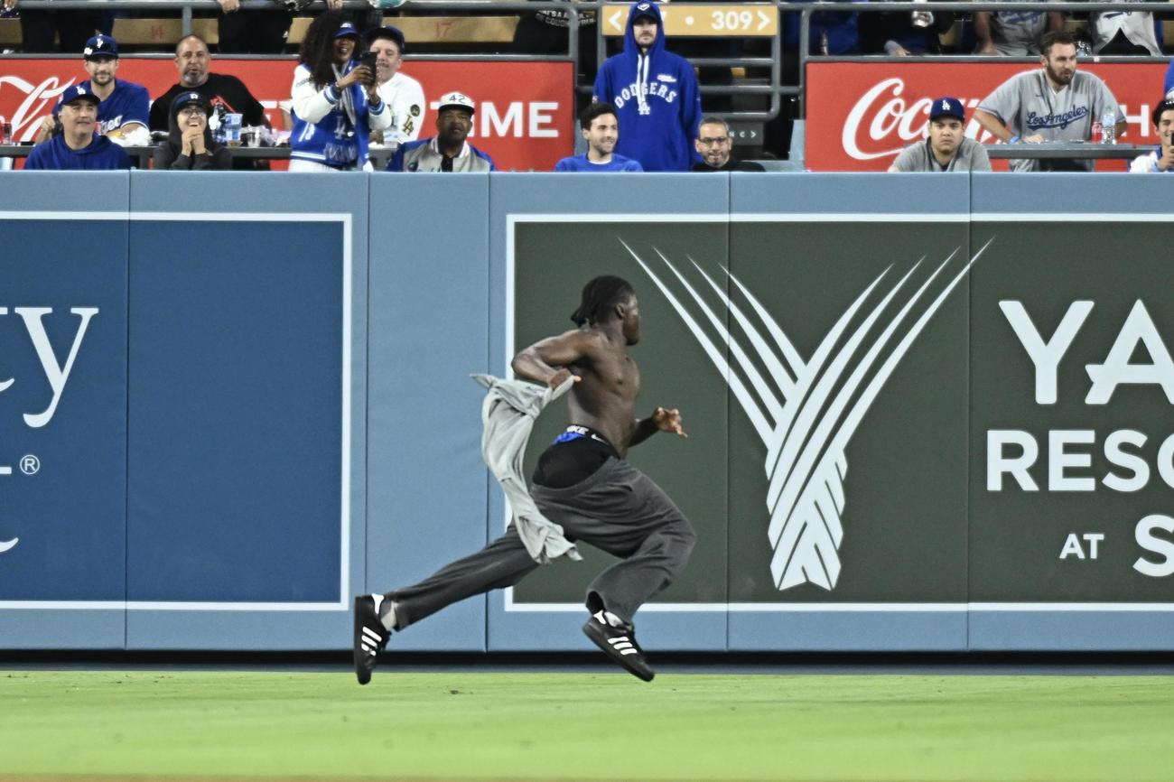 ドジャース対メッツ　8回表、試合中にグラウンドに侵入し逃げる乱入者（撮影・滝沢徹郎）