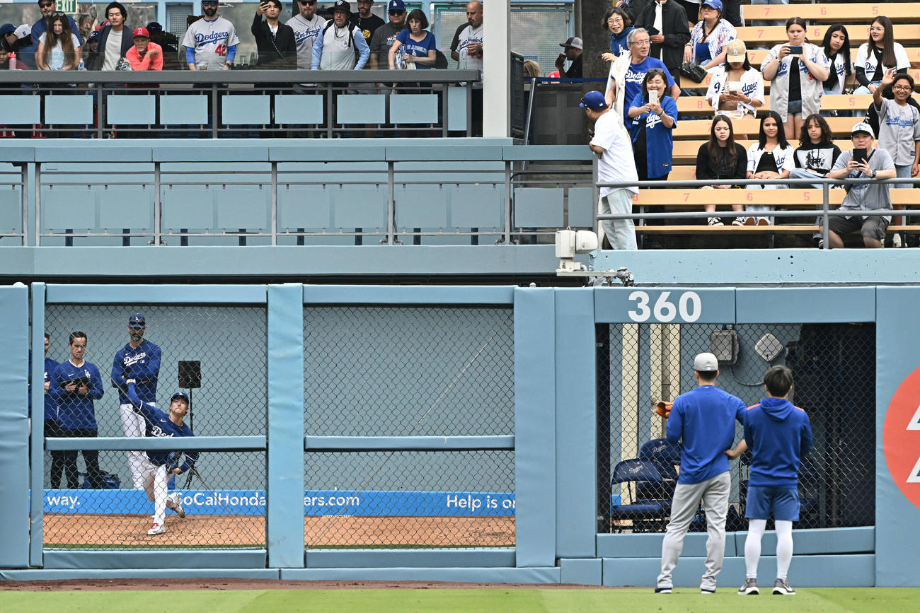 ドジャース対メッツ　試合前練習のブルペンで調整するドジャース山本。手前右から2人目は見守るメッツ千賀（撮影・滝沢徹郎）