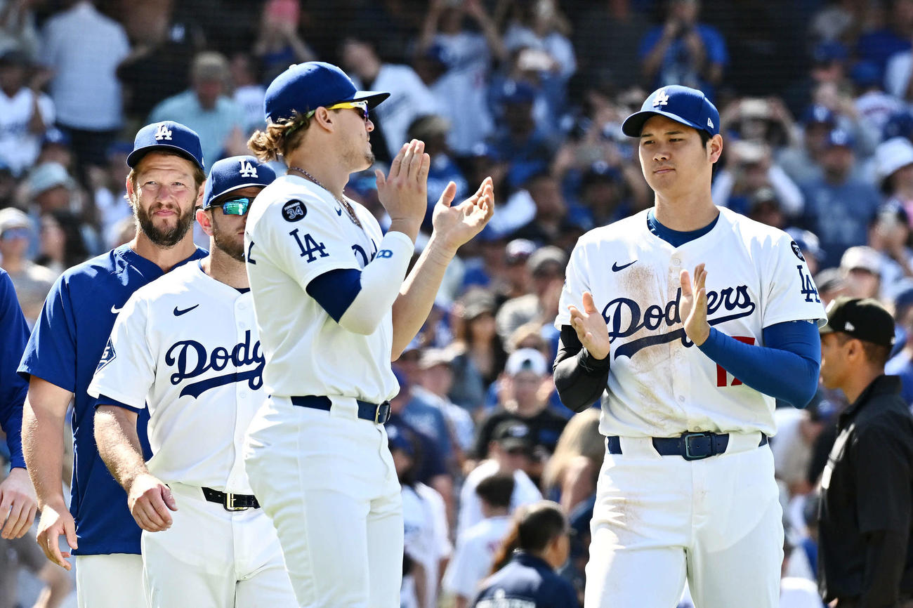 ドジャース対メッツ　勝利を飾りドジャース大谷（左から4人目）とK・ヘルナンデス（同3人目）は音楽に合わせて拍手で祝う（撮影・滝沢徹郎）