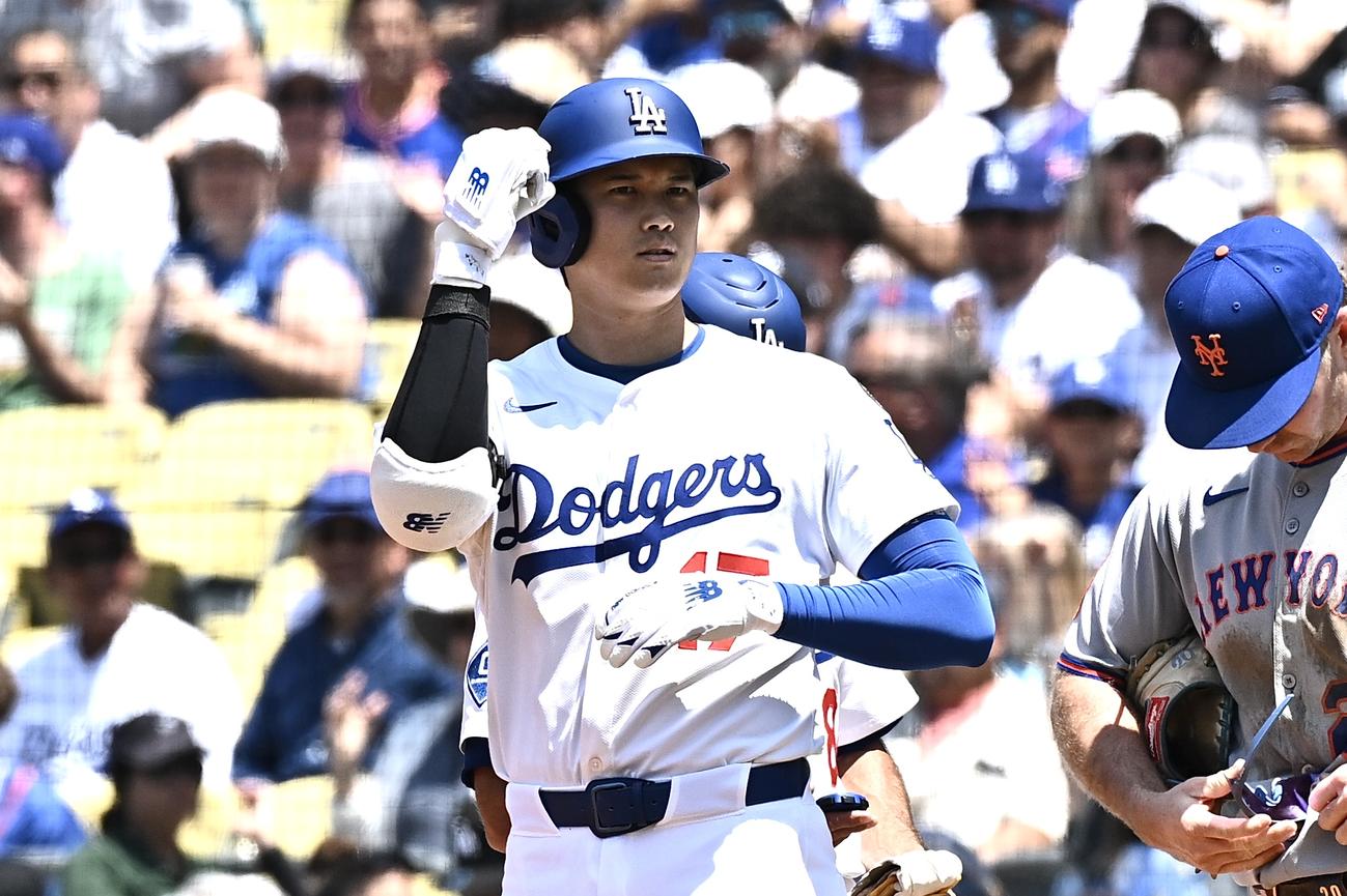 ドジャース対メッツ　3回裏ドジャース1死一塁、大谷は中前打を放ちデコルテポーズを決める（撮影・滝沢徹郎）