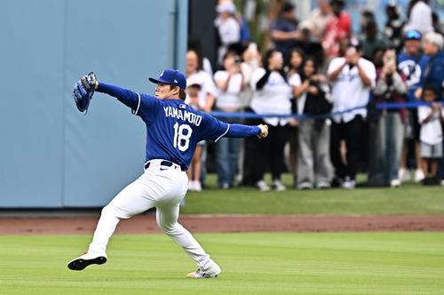 ドジャース対メッツ　ファンに見守られながら試合前練習で調整するドジャース山本（撮影・滝沢徹郎）