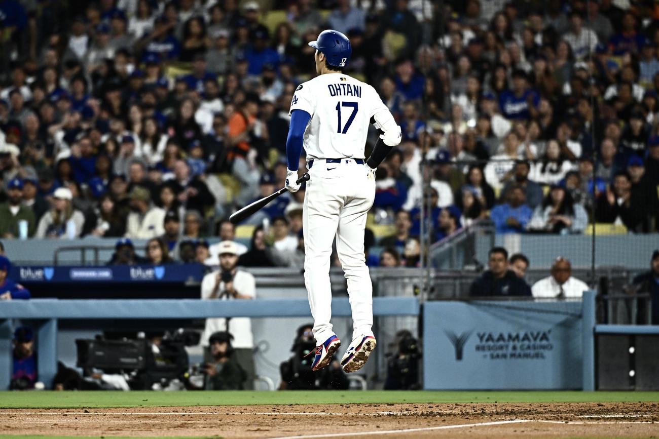 ドジャース対メッツ　5回裏ドジャース2死一塁、大谷は四球だと思い出塁しようとしするもストライクの判定にジャンプする（撮影・滝沢徹郎）