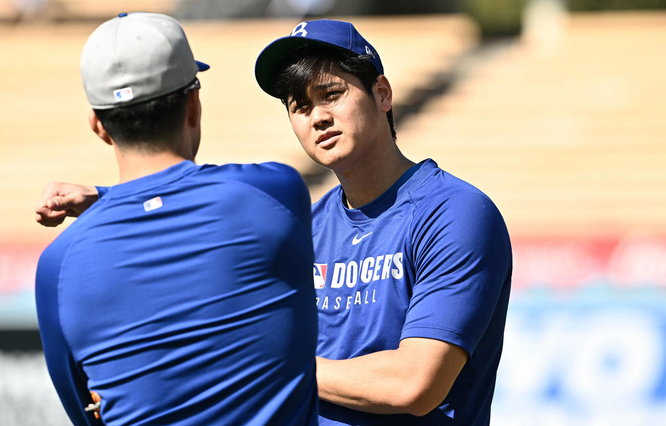 ドジャース対メッツ　試合前練習で談笑するドジャース大谷（後方）とメッツ千賀（撮影・滝沢徹郎）