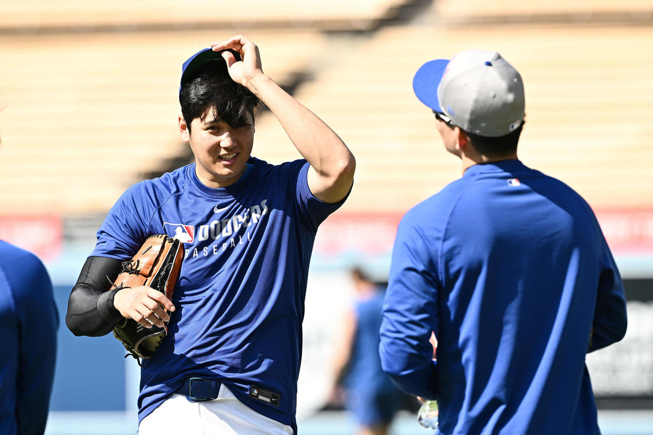 ドジャース対メッツ　試合前練習で談笑するドジャース大谷（左）とメッツ千賀（撮影・滝沢徹郎）